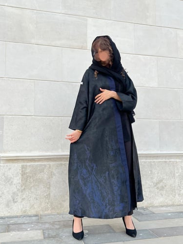 عباية اسود بطباعة كحلي من الأسفل قصة كلوش