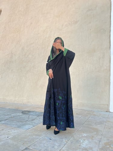 عباية قماش انترنت أسود مطرز كامل من الأسفل