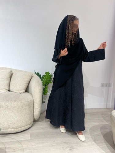 عباية جاكار أسود بفتحة بالكم