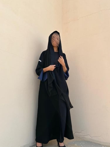عباية سوداء بأكمام مطرزة ومبطنة كحلي