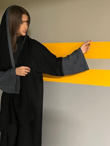 عباية راما مع كم باللون الرمادي اللامع