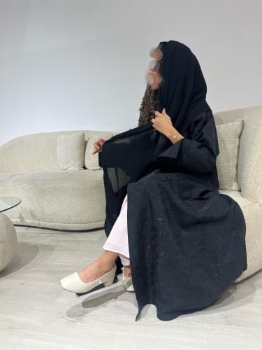 عباية جاكار أسود بفتحة بالكم
