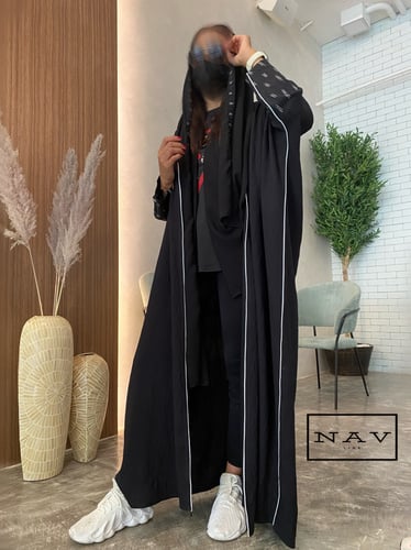 عباية بأكمام بنقوش من اللنن الهندي