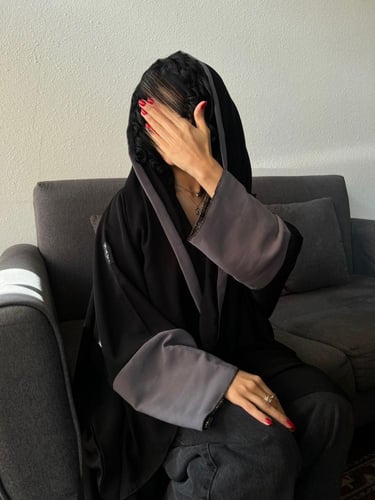 عباية سوداء بتطريز على الكم