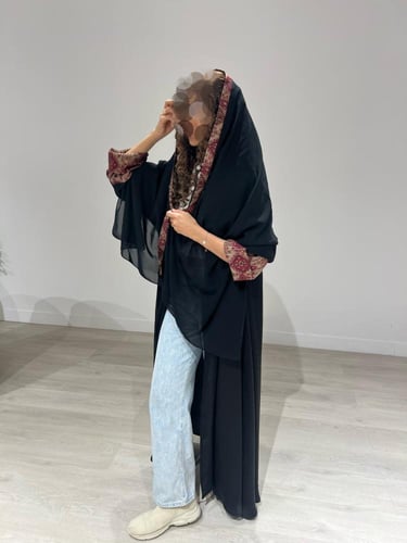 عباية سوداء مع كم منقوش