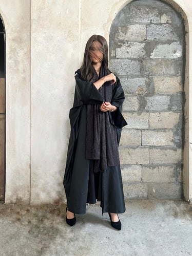 عباية تفته أسود فاحم مع فتحه بالكم