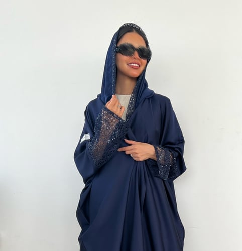 عباية بقماش كريب بنادول ودانتيل كحلي بالأكمام