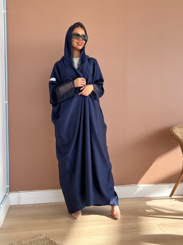 عباية بقماش كريب بنادول ودانتيل كحلي بالأكمام