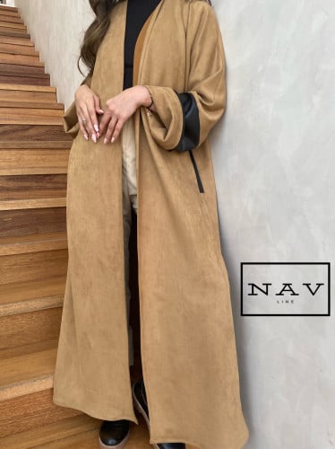 عباية شمواه بيج وجلد أسود بالأكمام