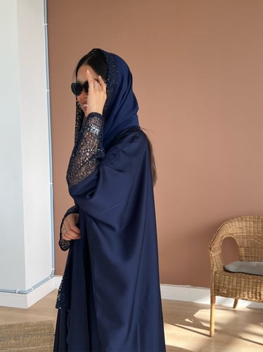 عباية بقماش كريب بنادول ودانتيل كحلي بالأكمام