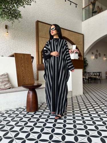 عباية فراشة كريب سعودي مطرز