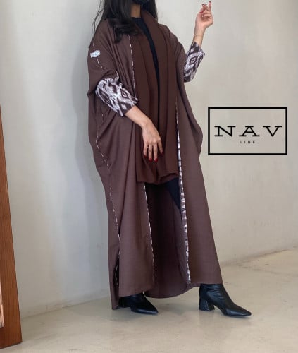 عباية باللون البني مع نقوش بالكم