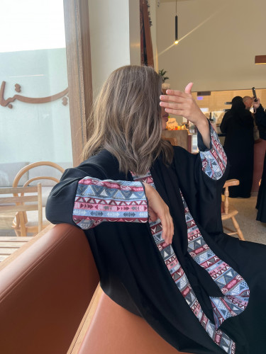 عباية بقماش أسود فاحم وسدو بالأكمام