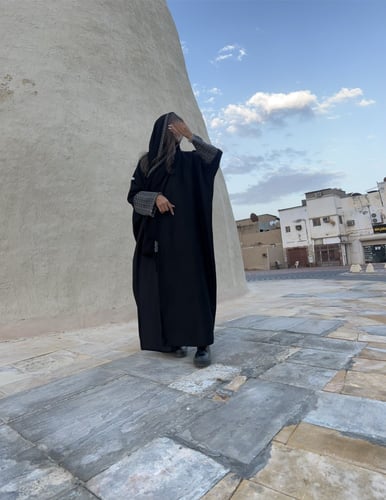 عباية أسود فاحم وقماش مقلم بالكم