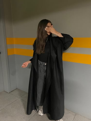 عباية سوداء مع قصة صدر واسعة