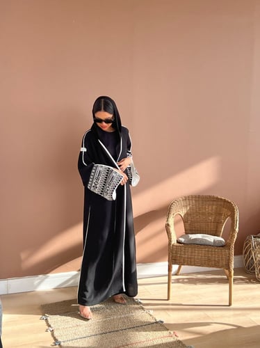 عباية بقماش راما أسود فاحم وتطريز أبيض بالأكمام