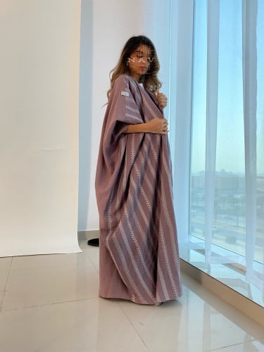 عباية كريب سعودي مطرز من الأمام