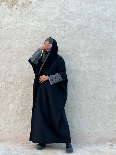عباية أسود فاحم وقماش مقلم بالكم