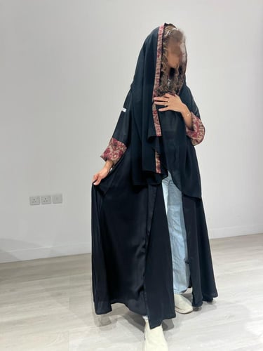 عباية سوداء مع كم منقوش