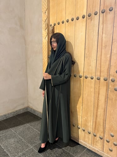 كريب زيتي غامق وبيج قصة كلوش