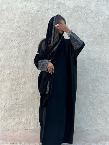عباية أسود فاحم وقماش مقلم بالكم