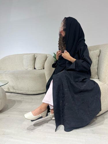 عباية جاكار أسود بفتحة بالكم