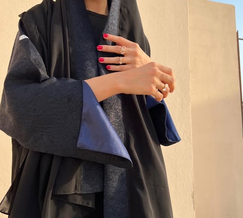 عباية سوداء بأكمام مطرزة ومبطنة كحلي