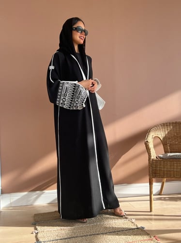 عباية بقماش راما أسود فاحم وتطريز أبيض بالأكمام