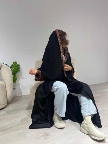 عباية سوداء مع كم منقوش