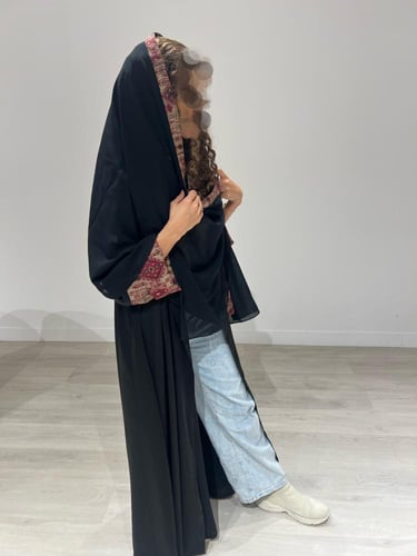 عباية سوداء مع كم منقوش