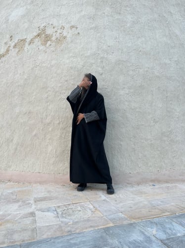 عباية أسود فاحم وقماش مقلم بالكم