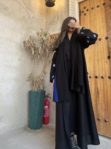 عباية بتطريز عيون يدوي على الاكمام