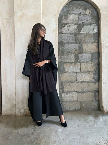 عباية تفته أسود فاحم مع فتحه بالكم