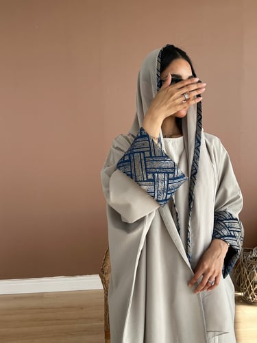 عباية بيج فاتح مع قماش تفته بالأكمام وطرف الطرحة