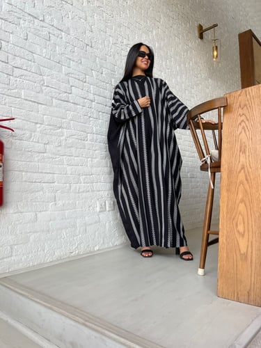 عباية فراشة كريب سعودي مطرز