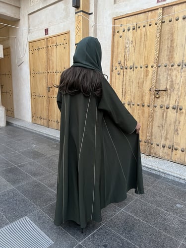 كريب زيتي غامق وبيج قصة كلوش