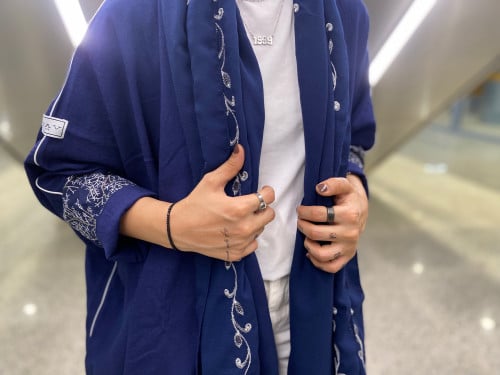 عباية كحلية نص بشت بآكمام مطرزة