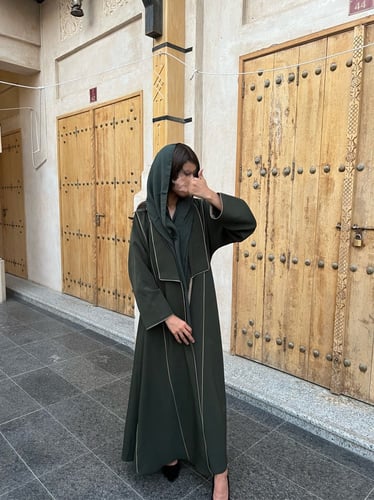 كريب زيتي غامق وبيج قصة كلوش