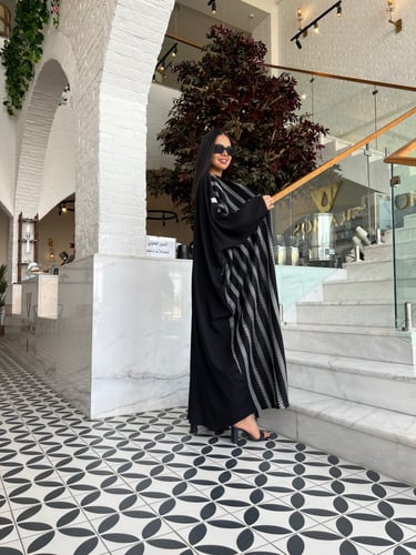 عباية فراشة كريب سعودي مطرز