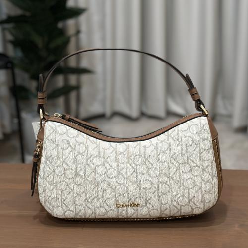 شنطة كتف كالفن كلاين