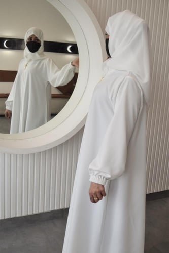 عباية بأكمام مطاط وسحاب كامل من الأمام