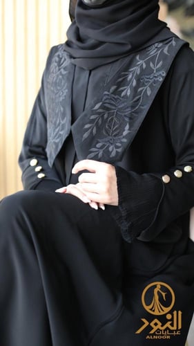 عباية بأزرار ذهبية وتطريز نازل من الاكتاف