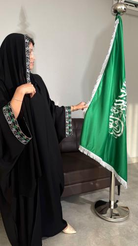 عباية نصف بشت بتصميم اليوم الوطني السعودي