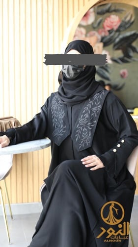 عباية بأزرار ذهبية وتطريز نازل من الاكتاف