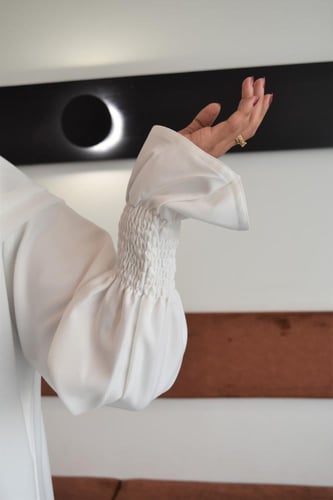 عباية بيضاء بأكمام مزمومة بمطاطات ناعمة