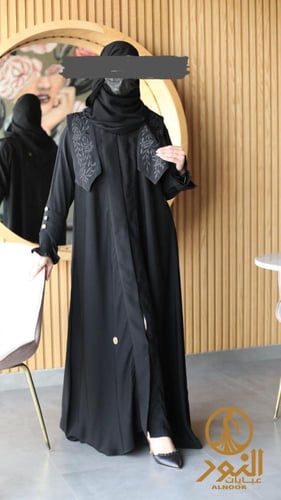 عباية بأزرار ذهبية وتطريز نازل من الاكتاف