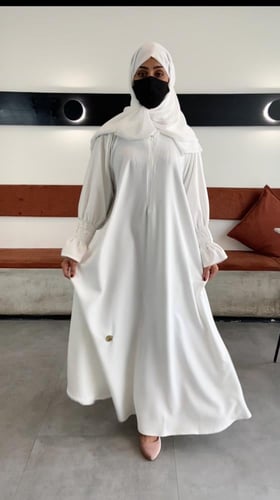 عباية بيضاء بأكمام مزمومة بمطاطات ناعمة