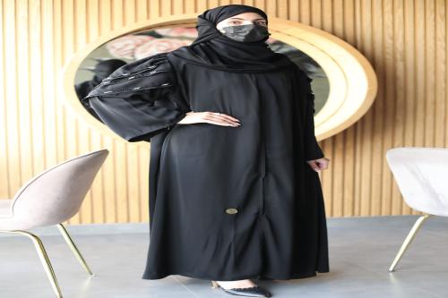 عباية بأزرار ذهبية وتطريز نازل من الاكتاف