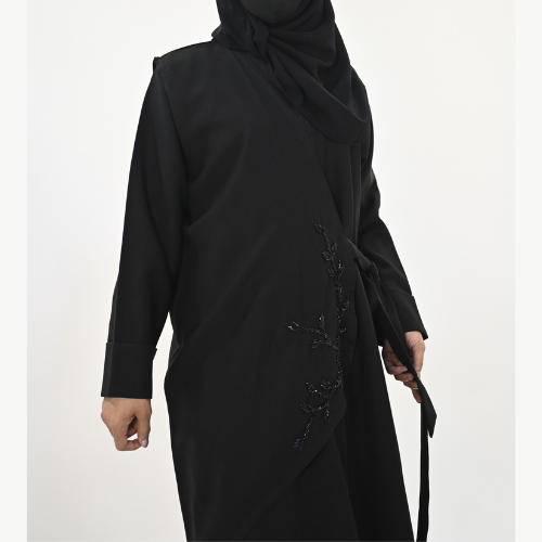 عباية بقطعة جانبية مزينة بالشك مفصولة