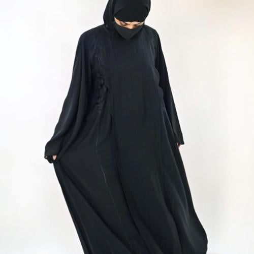 عباية كويتية بتصميم أمامي وتطريز